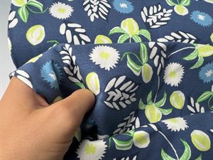 Bomuldsjersey - friske motiver på denimblå bund